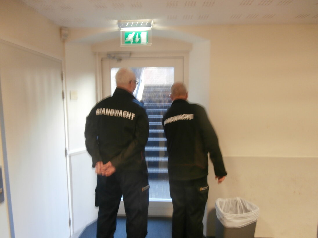Brandwacht controleert nooduitgang